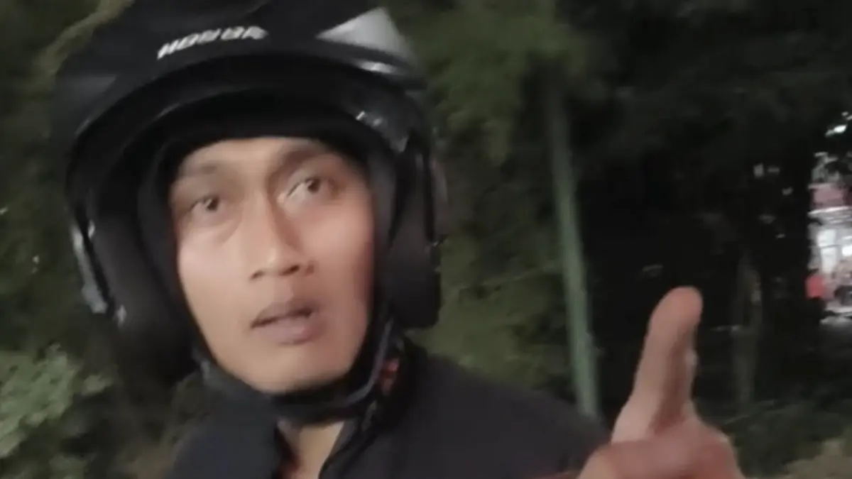 Oknum Satpol PP Surabaya diduga halangi ambulans/Foto: Tangkapan layar