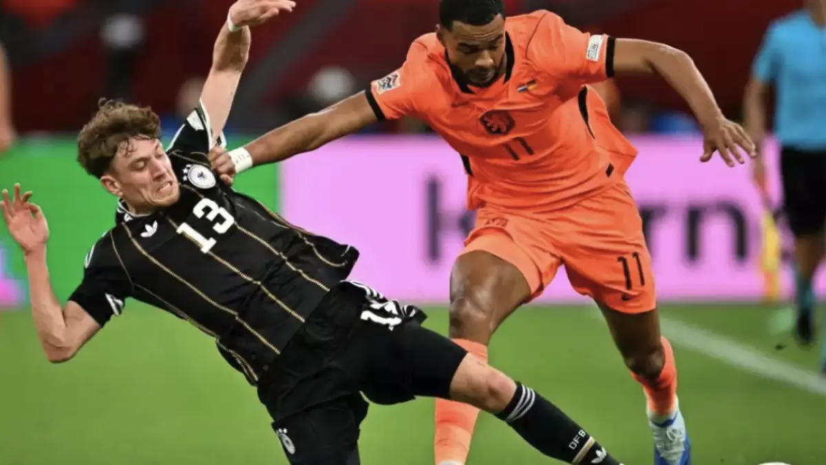 Bek Jerman, Philipp Treu (kiri) berebut bola dengan penyerang Belanda, Cody Gakpo
Sumber: NICOLAS TUCAT / AFP