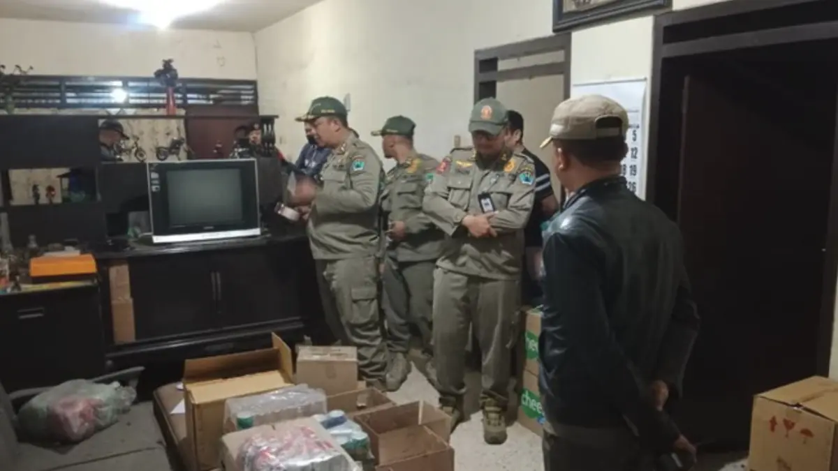 Satpol PP obrak toko dan kafe penjual miras tak berizin. (Foto: Istimewa)