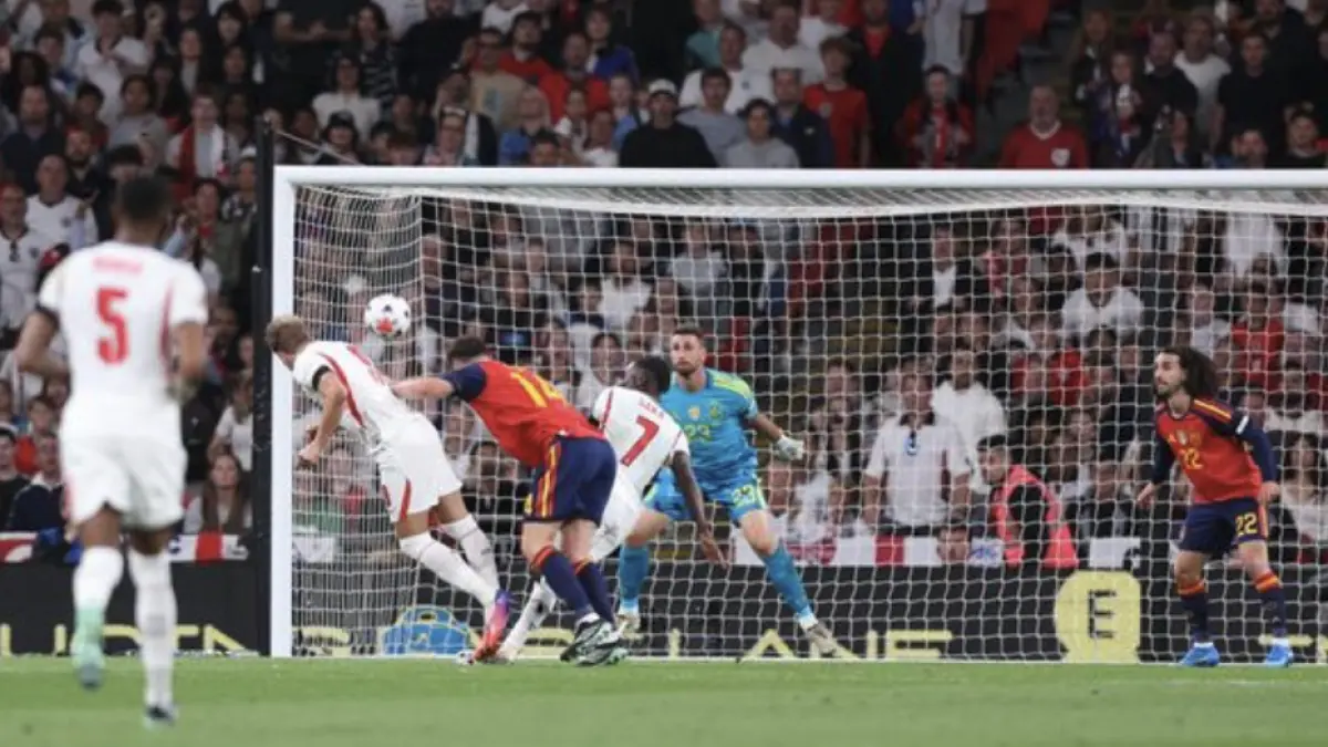Sundulan Harry Kane membawa Inggris berbalik memimpin 2-1. (Foto: REUTERS/David Klein)