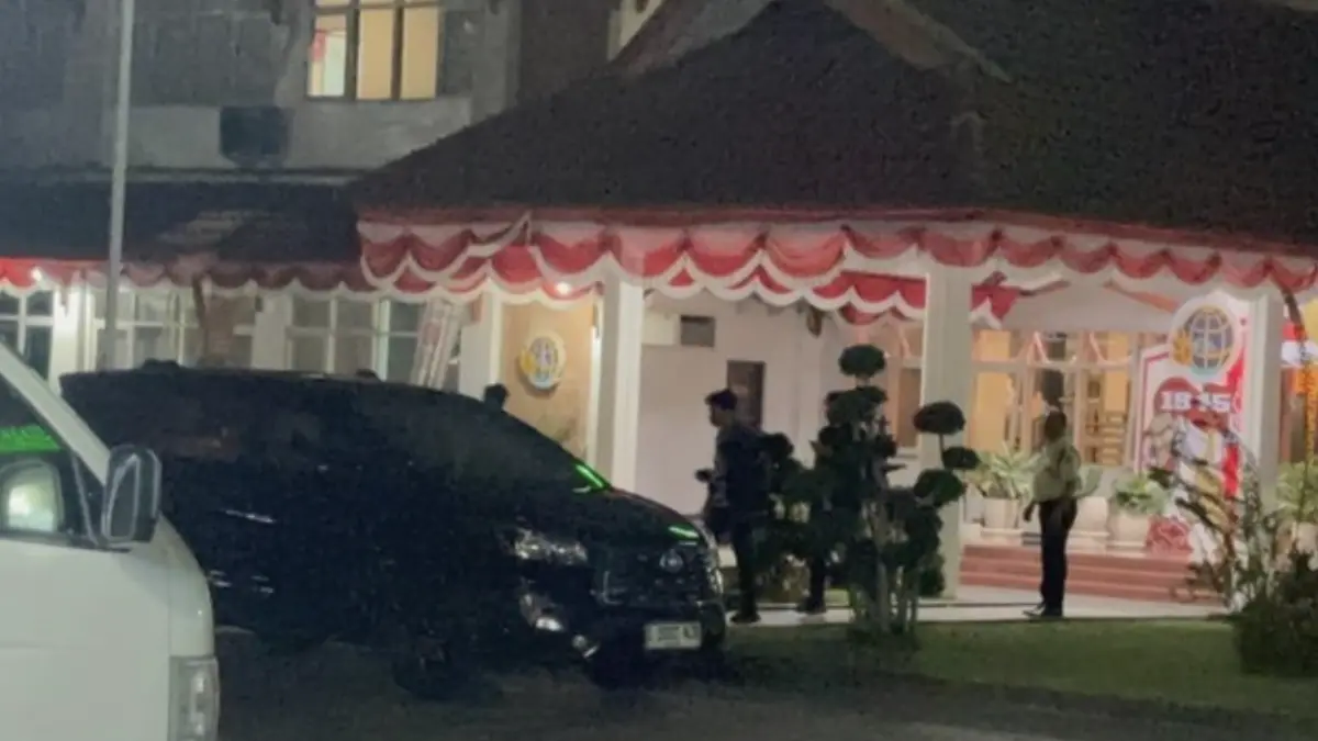 Penyidik KPK keluar dari Kantor BPN Jatim di Surabaya usai melakukan penggeledahan selama 11 jam. (Foto: Aprilia
Devi/detik)
