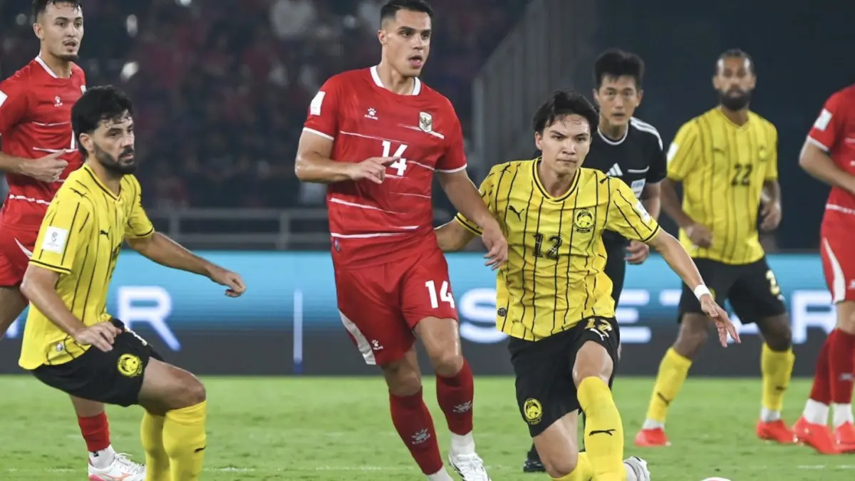 Gelandang Timnas Indonesia Joey Pelupessy berjibaku di tengah lapangan menahan gempuran demi gempuran Malaysia dalam
pertandingan lanjutan Grup A FIFA ASEAN Cup 2026, Senin (28/9/2026) di Stadion Utama Gelora Bung Karno, Senayan, Jakarta.
(KOMPAS.com/ADIL NURSALAM)