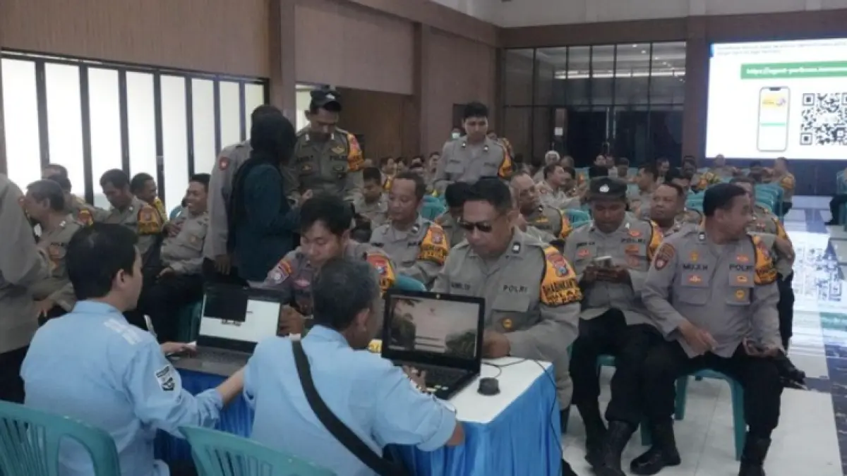 Bhabinkamtibmas Polresta Sidoarjo dibekali pembekalan mekanisme pendaftaran Identitas Kependudukan Digital (IKD)
(Foto: Suparno/detik)