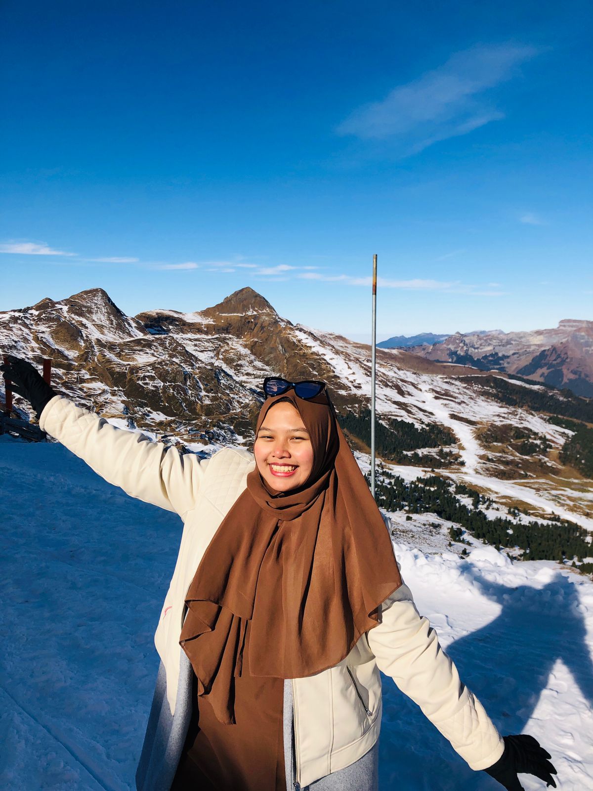 BUAH DARI PRESTASI: Mutiara Auliya Firdausy saat berfoto di Eiger Glacier, salah satu pegunungan di Swiss.