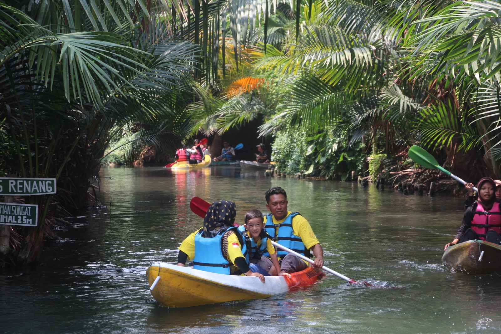 MENYUSURI SUNGAI: Para pengunjung yang sedang menaiki fasilitas kano untuk menyusuri sungai di Ekowisata Silowo yang berada di Desa Mandirejo Kecamatan Merakurak, Tuban.