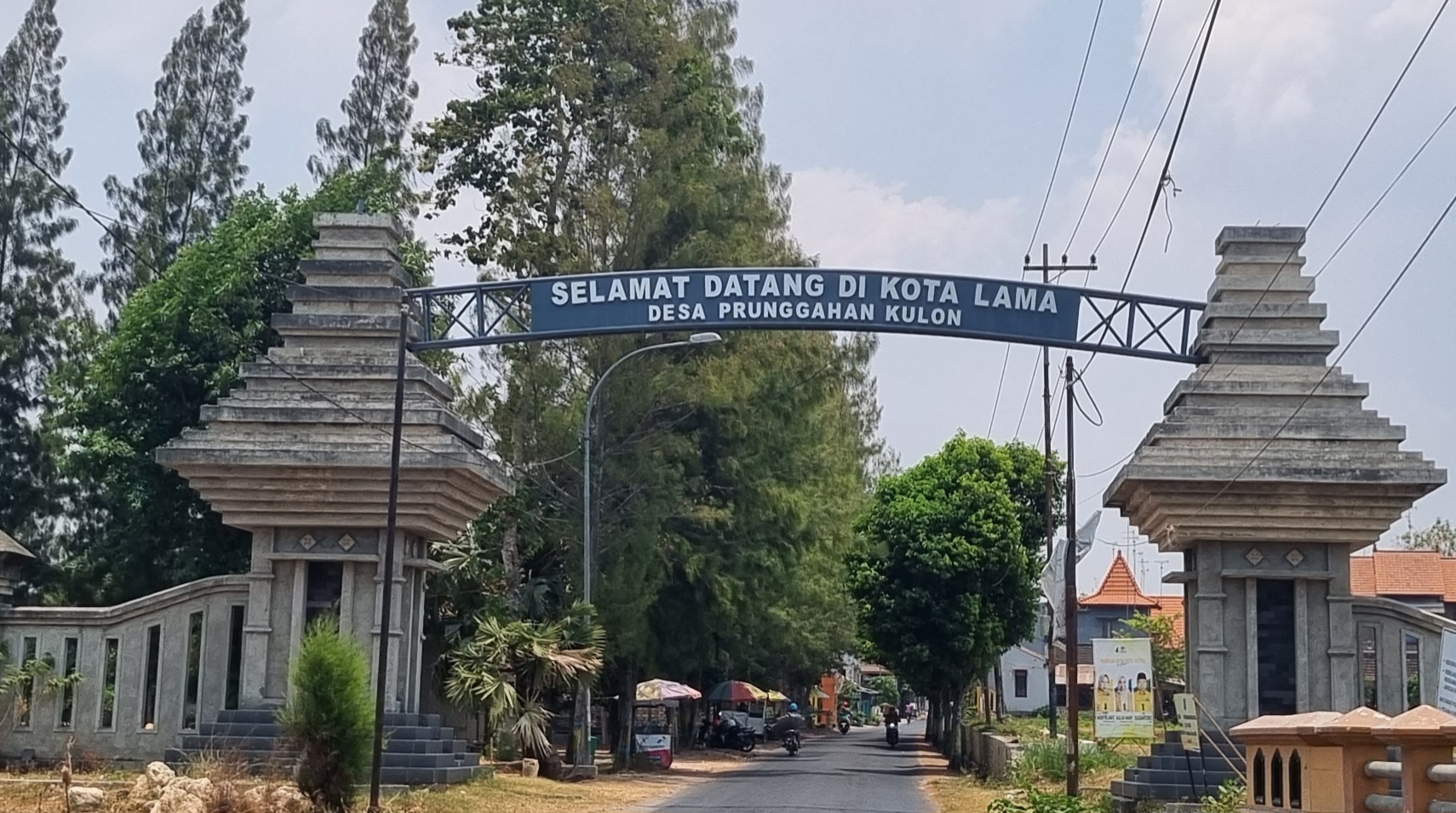 Gapura masuk Desa Prunggahan Kulon Kecamatan Semanding.
