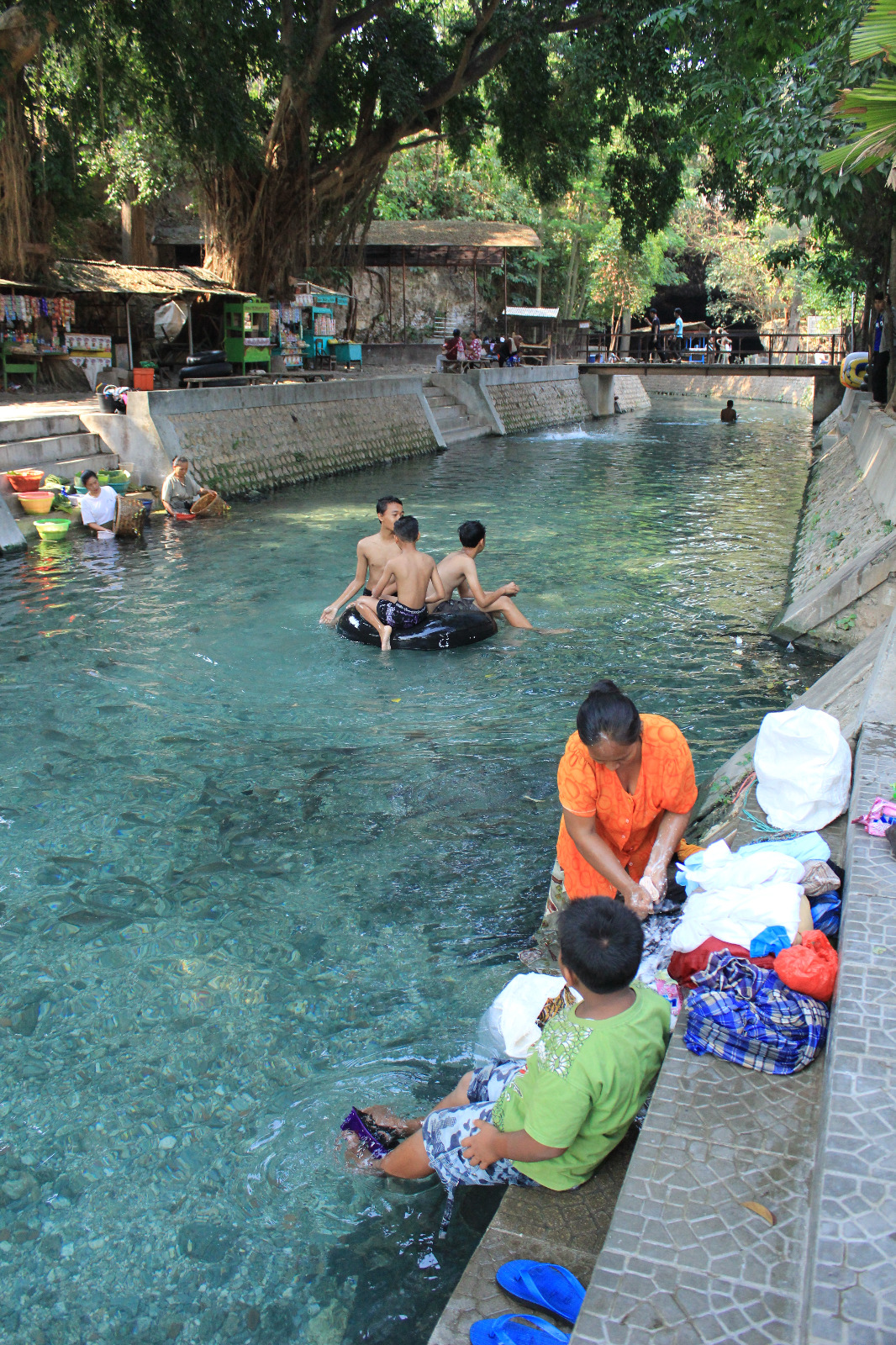 Sungai Wisata Gua Ngerong di Desa Rengel, Kecamatan Rengel, Kabupaten Tuban, Jawa Timur.