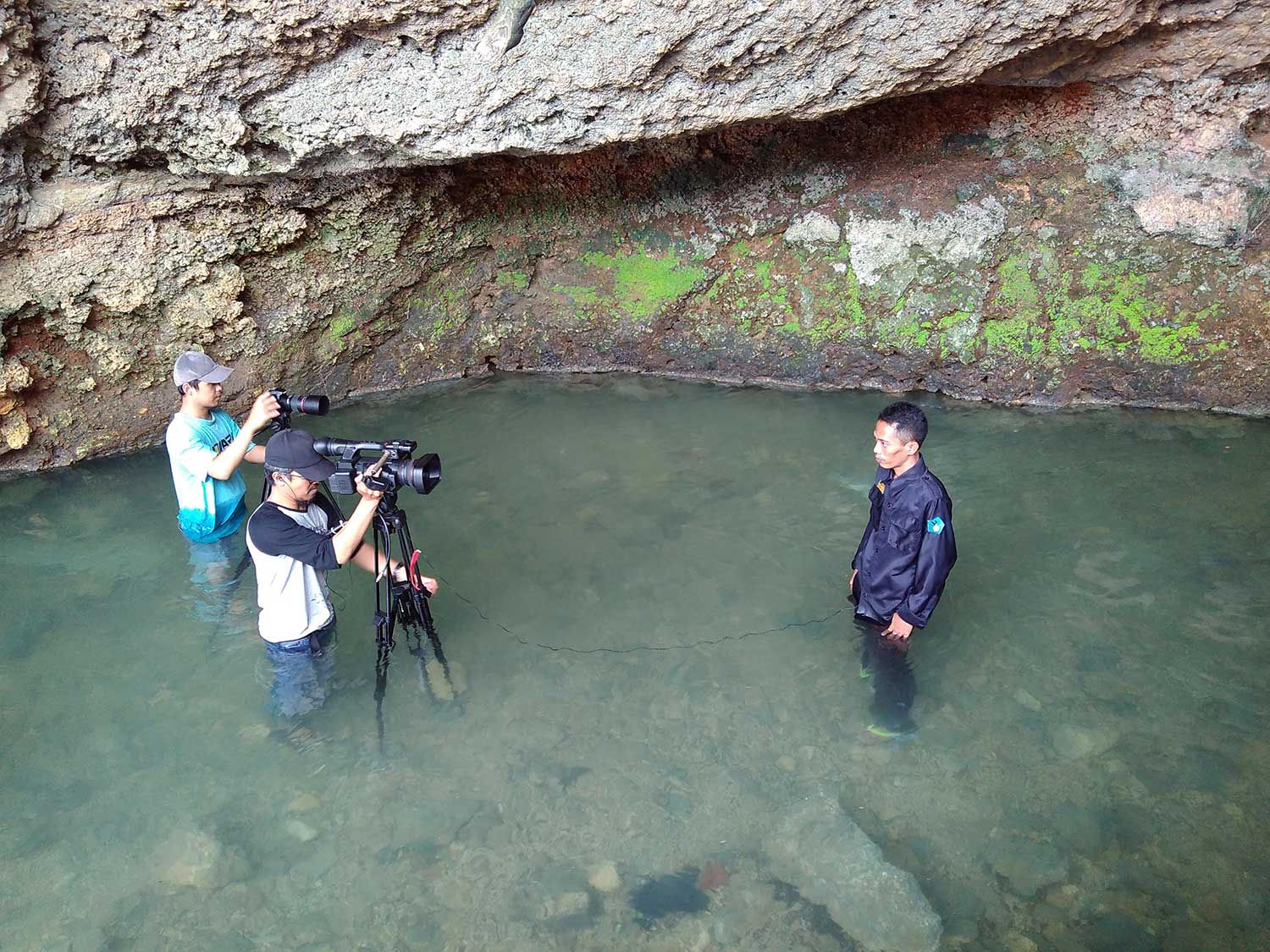 Ali Bahaudin (kanan), direktur LSM Akarina saat menyusuri Gua Ngerong di Desa Rengel, Kecamatan Rengel, Tuban, Jawa Timur