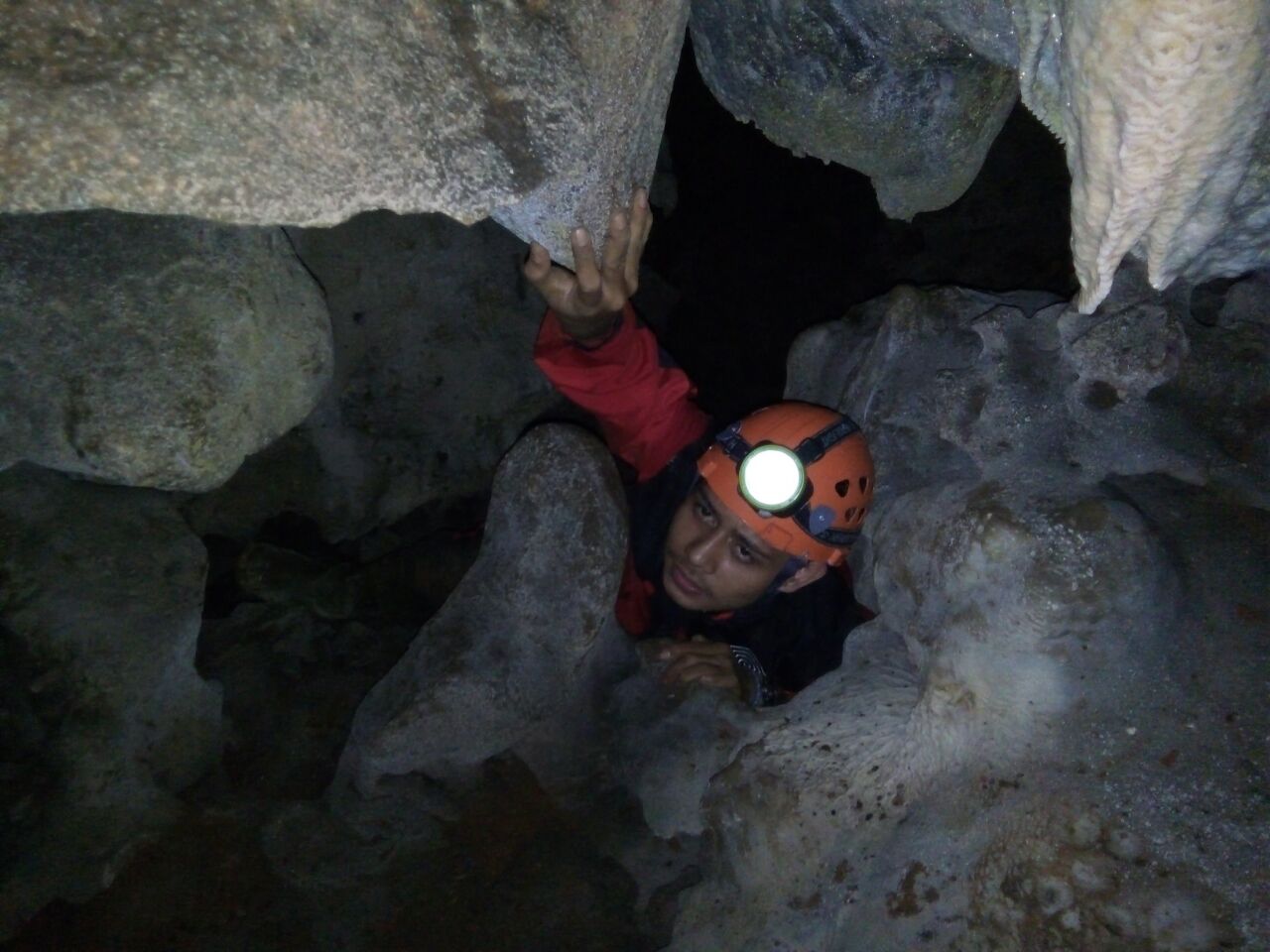 Salah satu aktivis lingkungan yang menjelajah lorong Gua Ngerong.