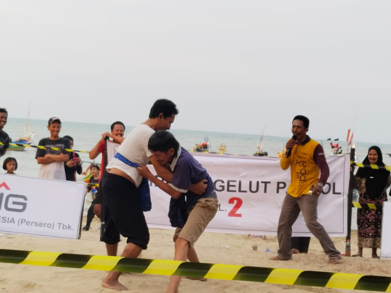 Gelut Pathol, tradisi nelayan Tuban yang digelar di Pantai Kelapa, Kelurahan Panyuran, Kecamatan Palang, Minggu (12/11).