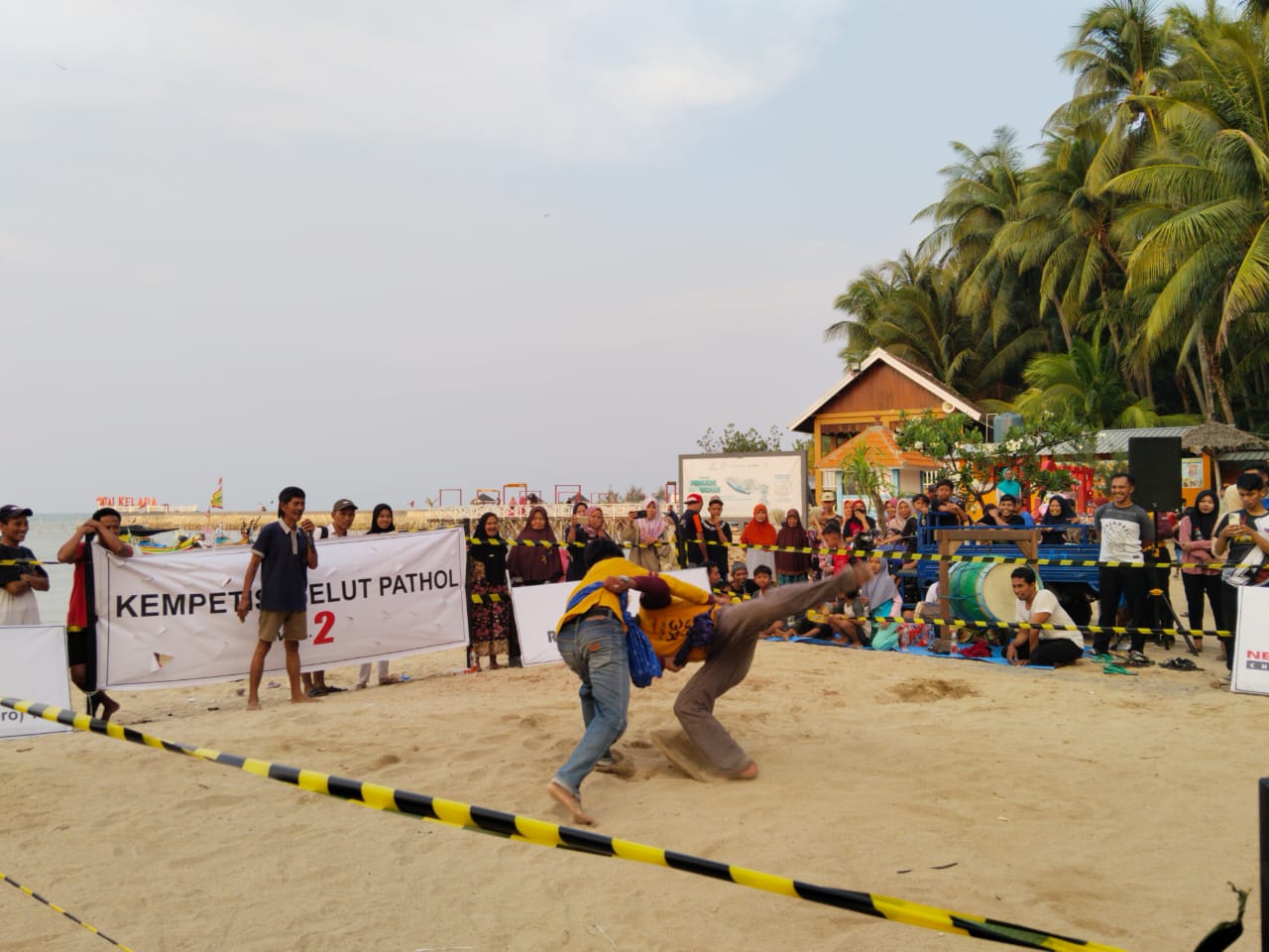 Gelut Pathol, tradisi nelayan Tuban yang digelar di Pantai Kelapa, Kelurahan Panyuran, Kecamatan Palang, Minggu (12/11).