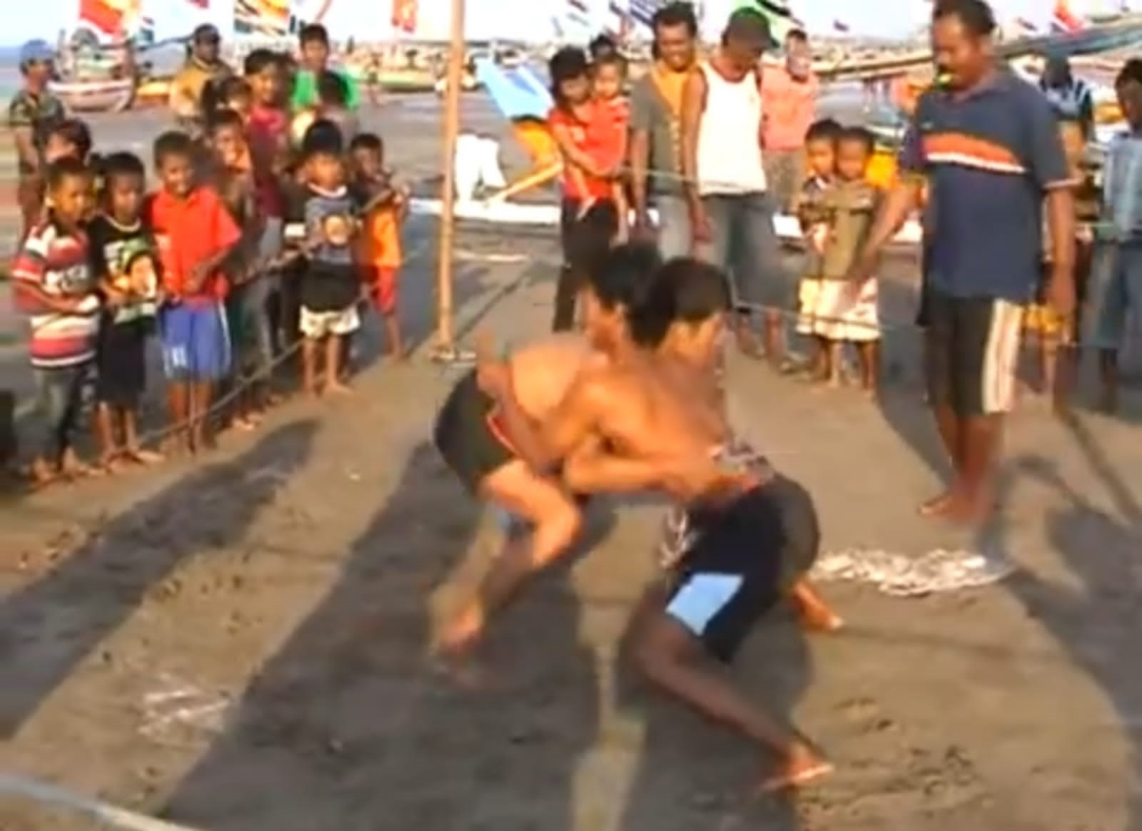 Gelut Pathol yang digelar di Pantai Kelurahan Karangsari, Kecamatan Tuban, Kabupaten Tuban.