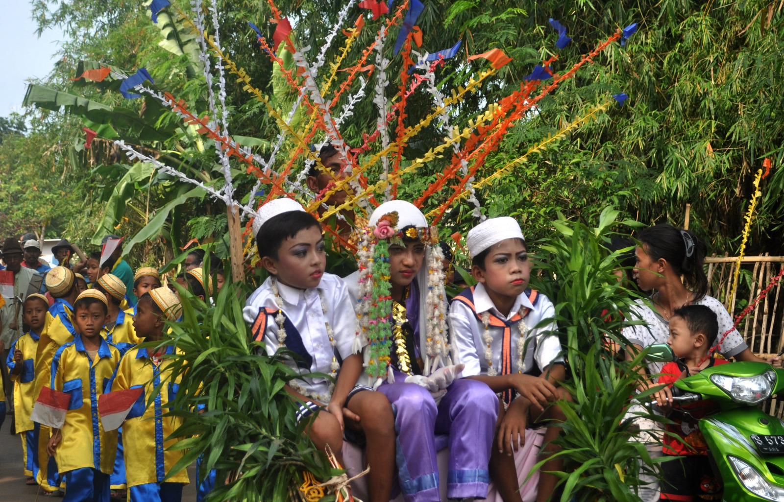 Salah satu kirab khitanan di Desa Sumurgung, Kecamatan Tuban.
