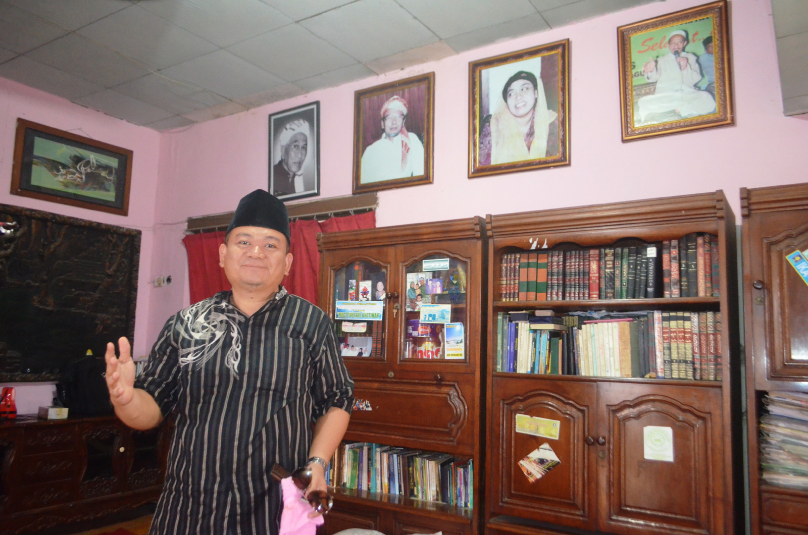 Riza Shalihuddin Habibi (Gus Riza), salah satu pengasuh Ponpes Ash-Shomadiyah menunjukkan foto pendahulu pendiri pondoknya.