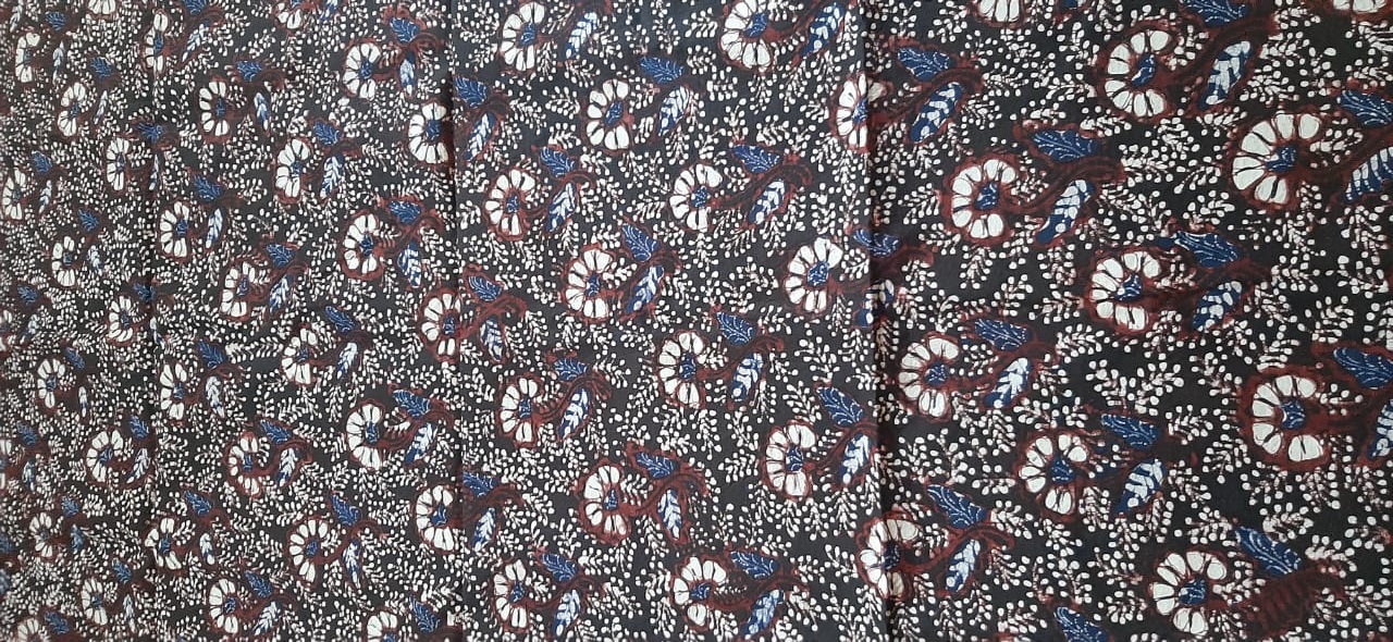 Batik tulis kutorejo dengan motif kembang latoh yang diproduksi Sofiah.