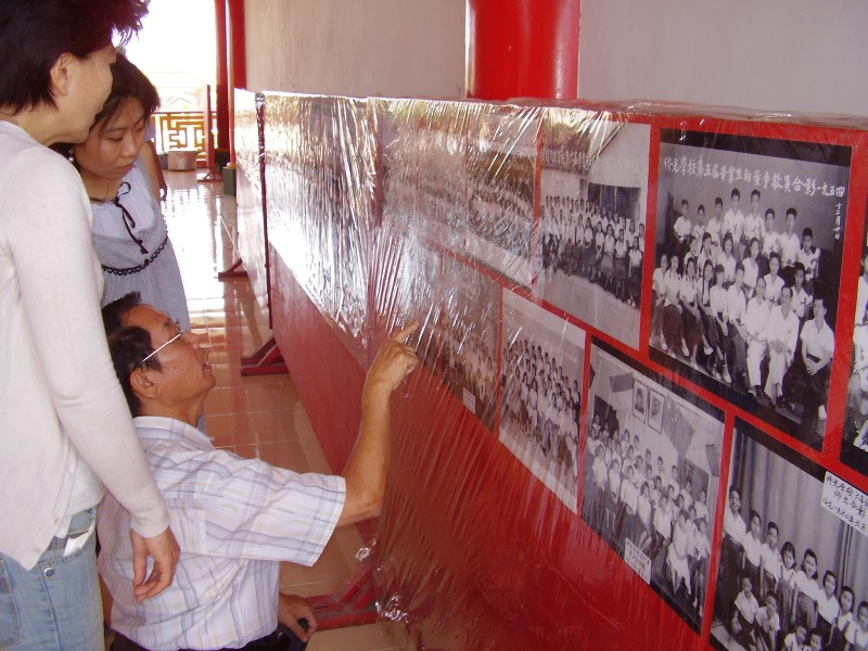 Reuni Sekolah Rakyat Chiao Kuang TITD Kwan Sing Bio Tuban memajang foto-foto kuno semasa sekolah.
