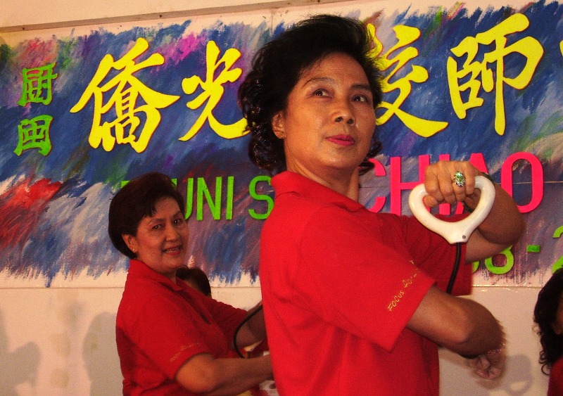Alumuni Sekolah Rakyat Chiao Kuang menampilkan tari modern dengan iringan musik Mandarin.