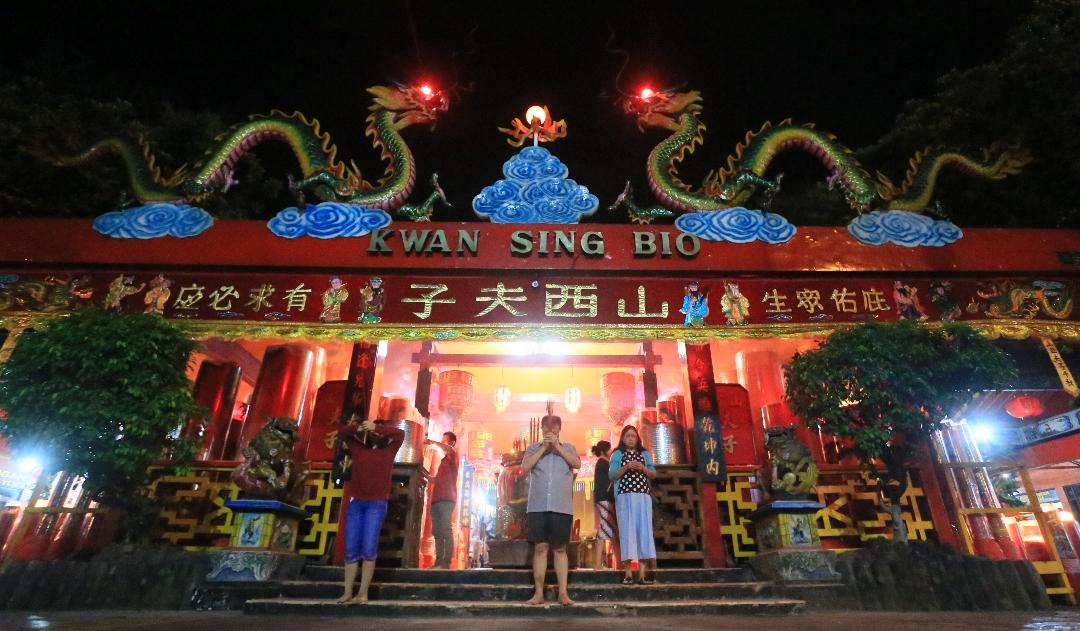 Bagian depan altar TITD Kwan Sing Bio Tuban yang menghadap Laut Jawa.
