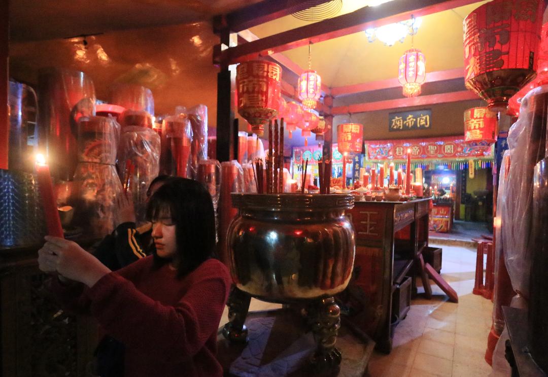 Tempat pembakaran kertas sembahyang di barat altar TITD Kwan Sing Bio Tuban.