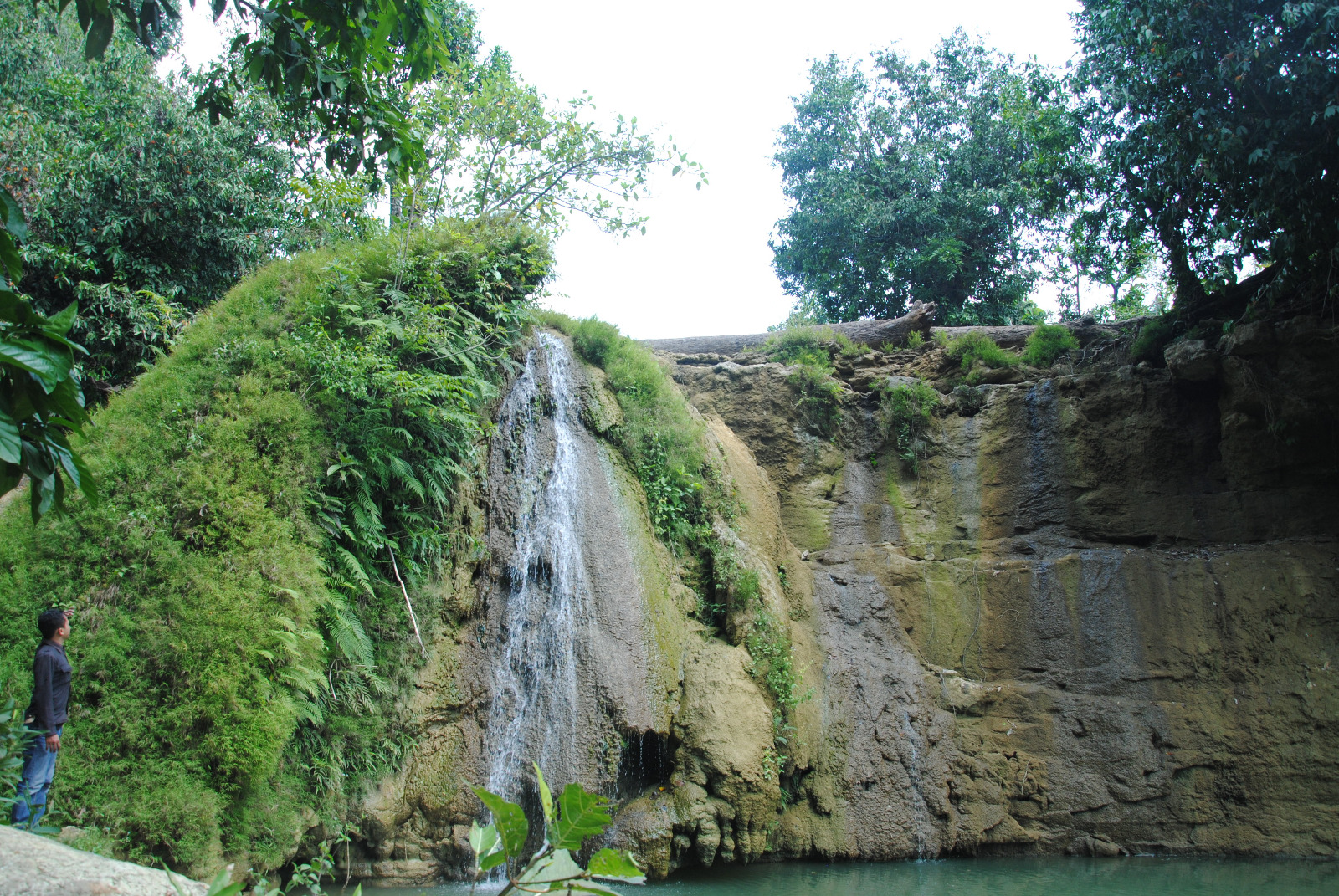 Destinasi wisata air terjun Bongok di Dusun Kerokan, Desa Jetak, Kecamatan Montong, Kabupaten Tuban, Jawa Timur.