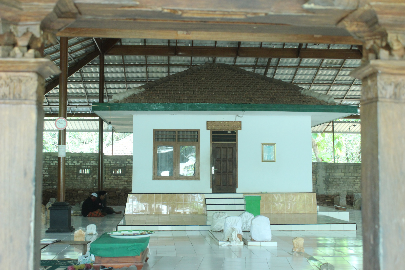 Cungkup makam Sunan Bejagung Lor yang banyak didatangi peziarah untuk ngalab berkah.