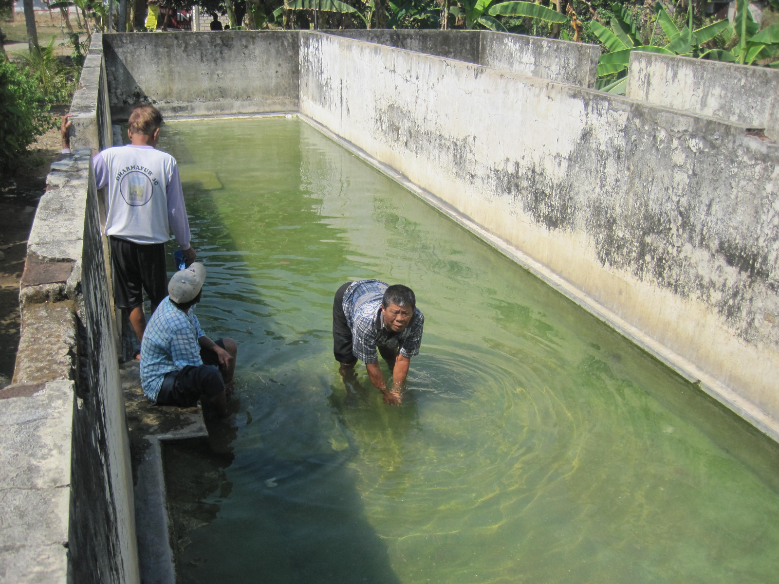 Kolam air belerang di Pemandian Nganget. Air dari kolam inilah dibawa pulang pengunjung.