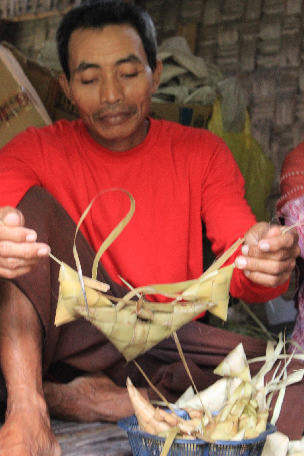 Salah satu warga Desa Cepokorejo, Kecamatan Palang, Kabupaten Tuban, Jawa Timur yang membuat kupat sapi.