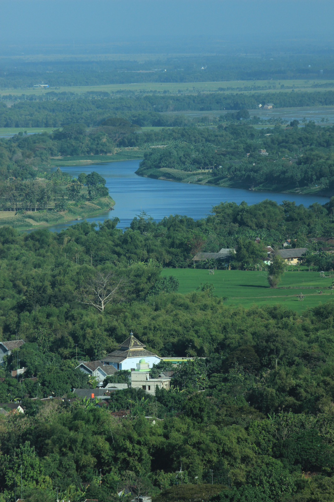 Di kaki pegunungan kapur Nglai di Rengel, Kabupaten Tuban, Jawa Timur mengalir sungai Bengawan Solo. Daerah ini diperkirakan kawasan Kadipaten Gumenggeng.