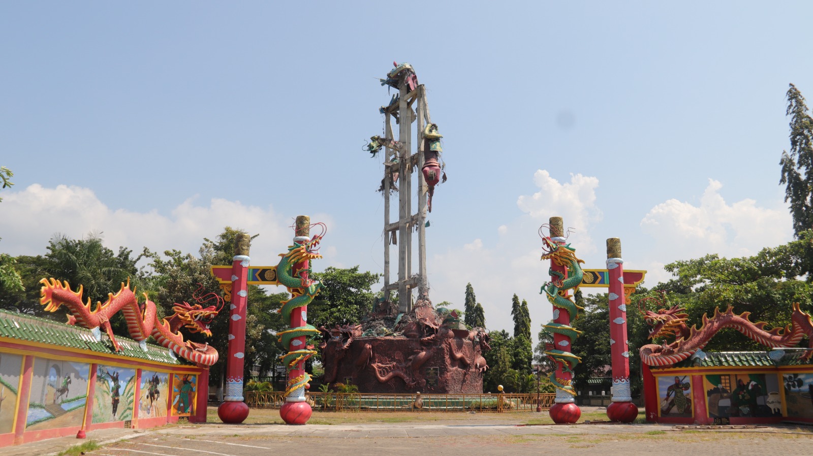 Kondisi patung Kongco Kwan Kong sekarang yang tinggal menyisakan rangka tiang penyangga yang masih berdiri kokoh.