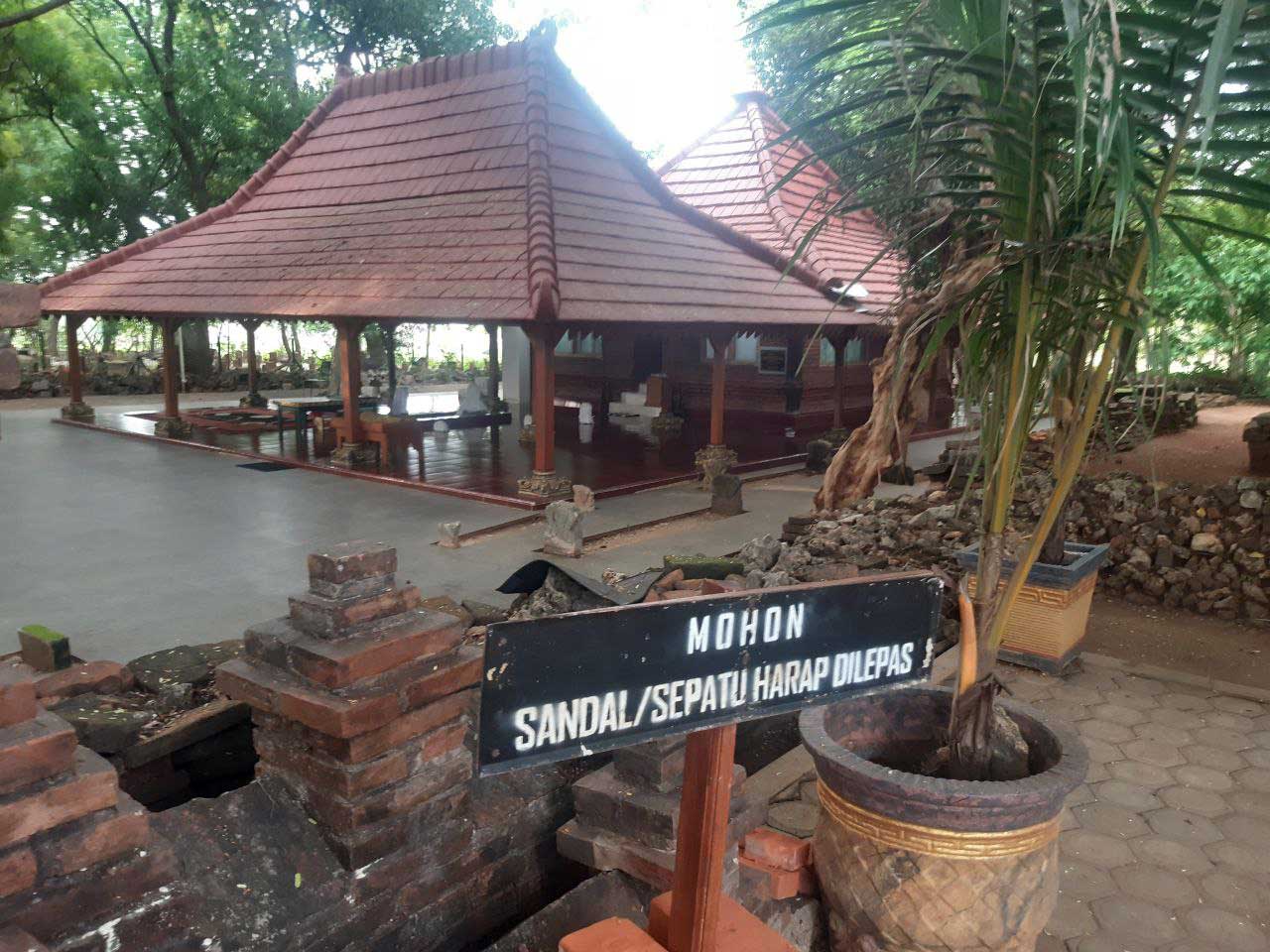 Makam Sunan Bejagung Kidul di Desa Bejagung, Kecamatan Semanding, Kabupaten Tuban, Jawa Timur.