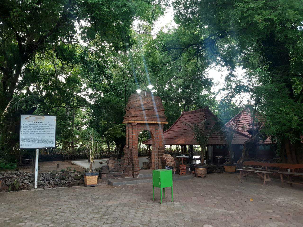 Makam Sunan Bejagung Kidul di Desa Bejagung, Kecamatan Semanding, Kabupaten Tuban, Jawa Timur.