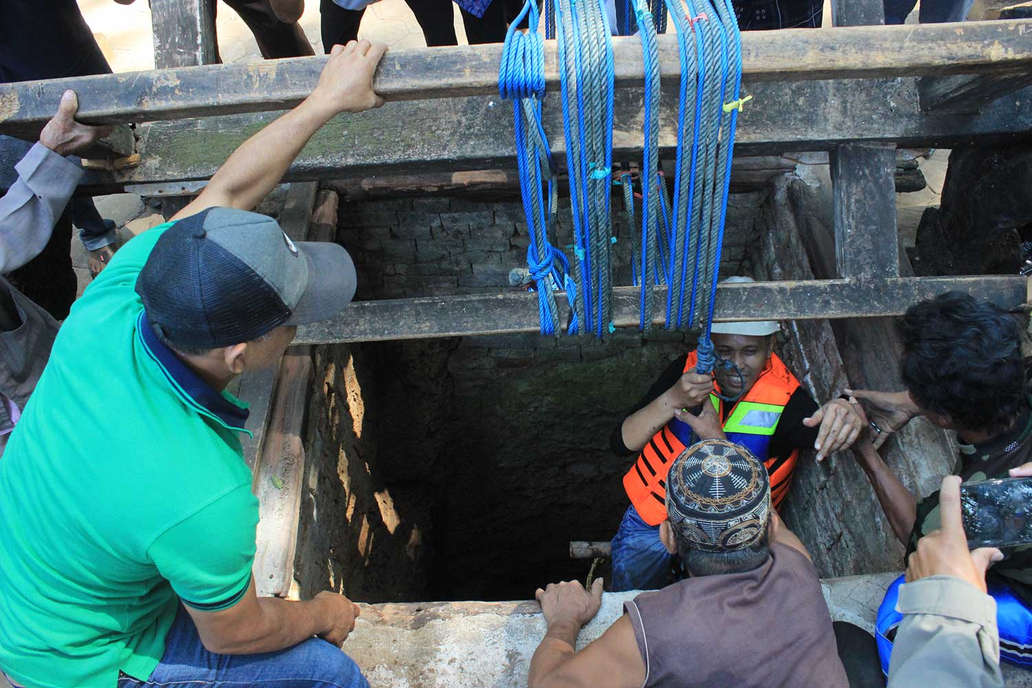 Aang Sutam, dikerek masuk Sumur Bejagung di Desa Bejagung, Kecamatan Semanding, Kabupaten Tuban, Jawa Timur pada 19 Oktober 2019.