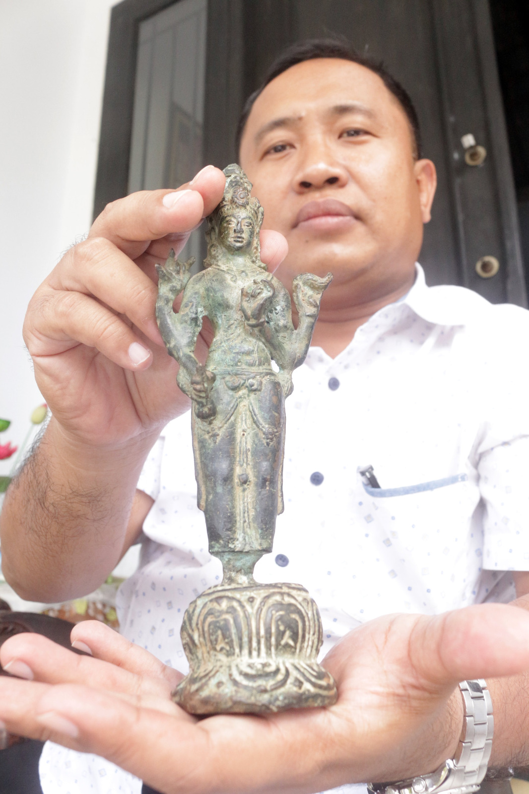 Kepala Desa Prunggahan Wetan, Kecamatan Semanding, Kabupaten Tuban, Jawa Timur  Hari Winarko menunjukkan arca Dewa Siwa.