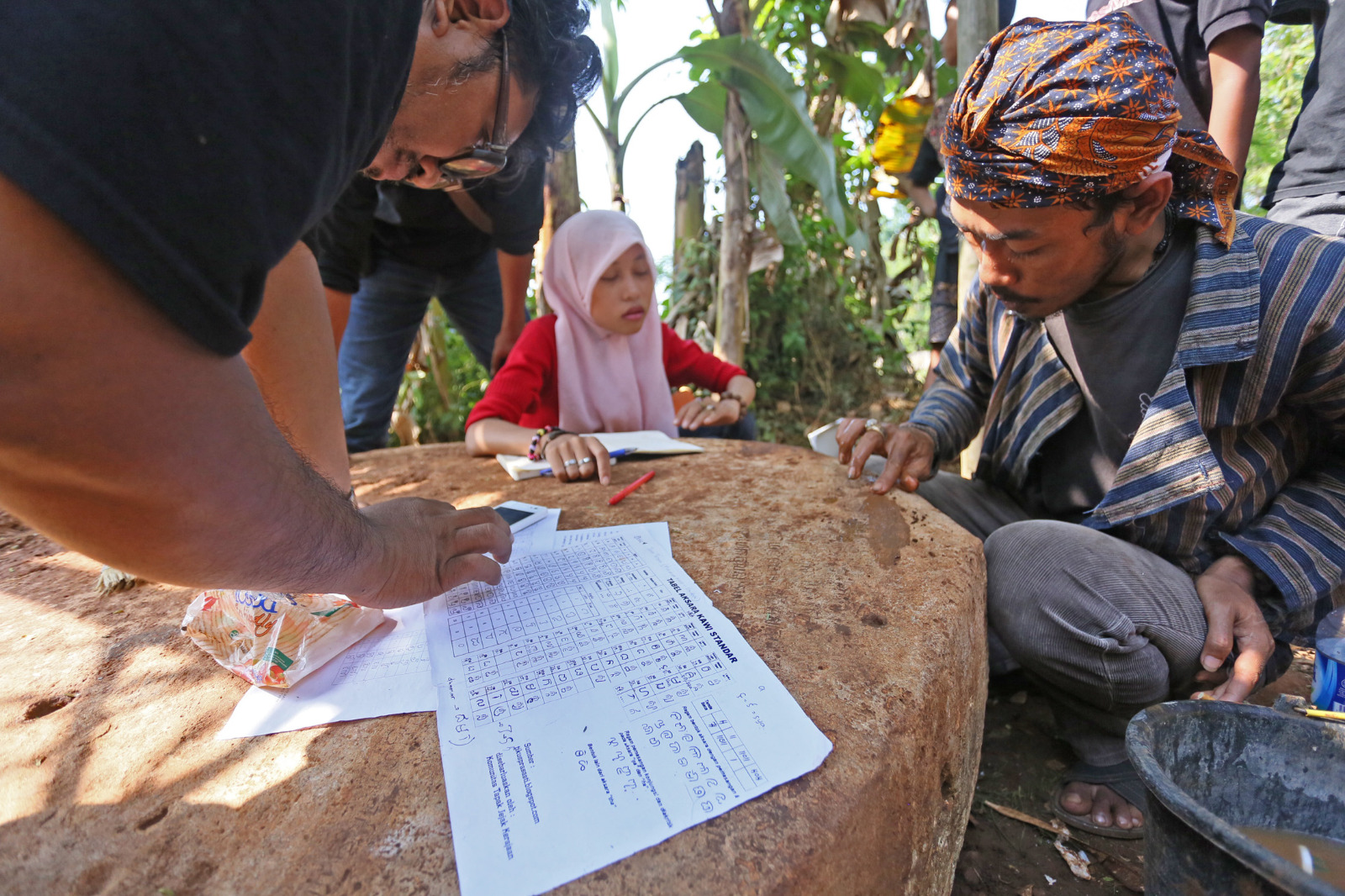 Arkeolog meneliti prasasti batu bertuliskan huruf palawa di tanah milik Pasimin di Dusun Banaran, Desa Prunggahan Wetan, Kecamatan Semanding.
