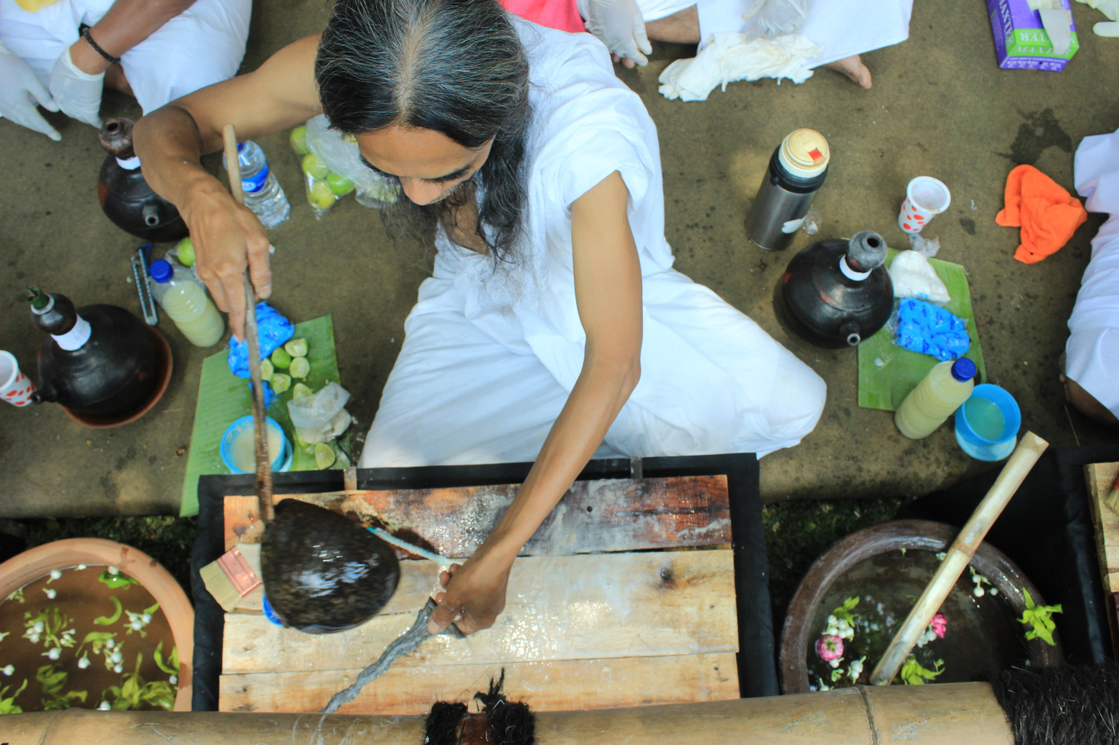 Prosesi ritual penyucian tosan aji di Balai Desa Prunggahan Kulon, Kecamatan Semanding, Kabupaten Tuban pada 15 September 2019.