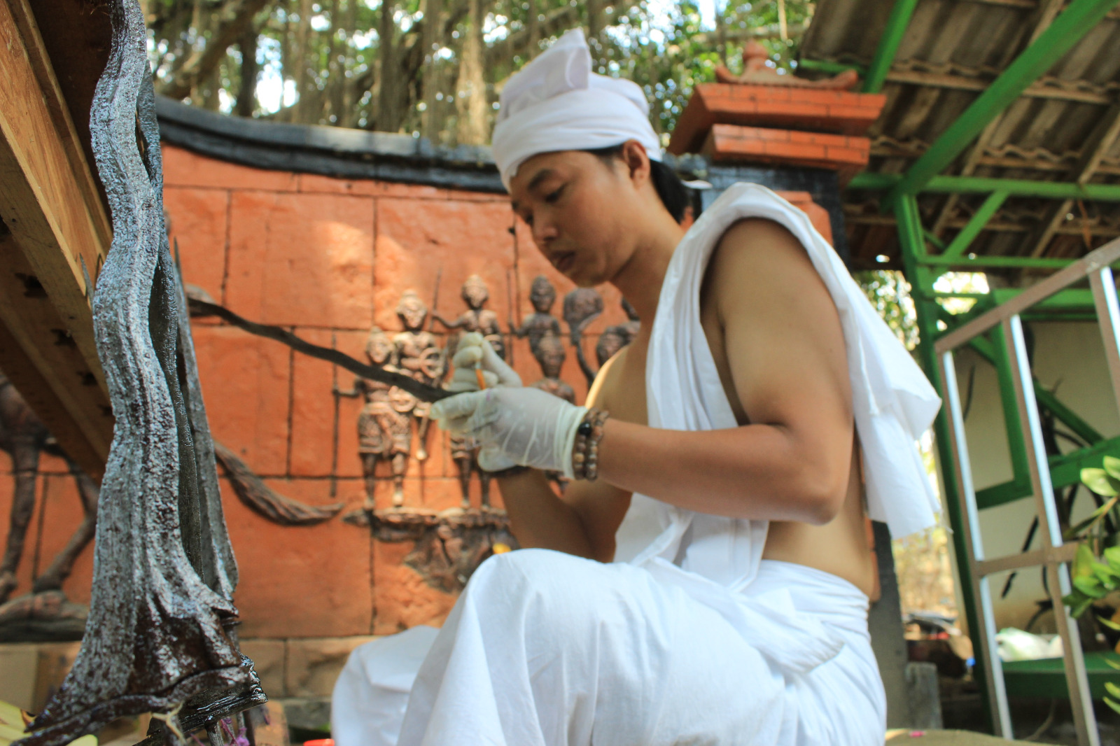 Prosesi ritual pembersihan pusaka di Balai Desa Prunggahan Kulon, Kecamatan Semanding, Kabupaten Tuban pada 15 September 2019.