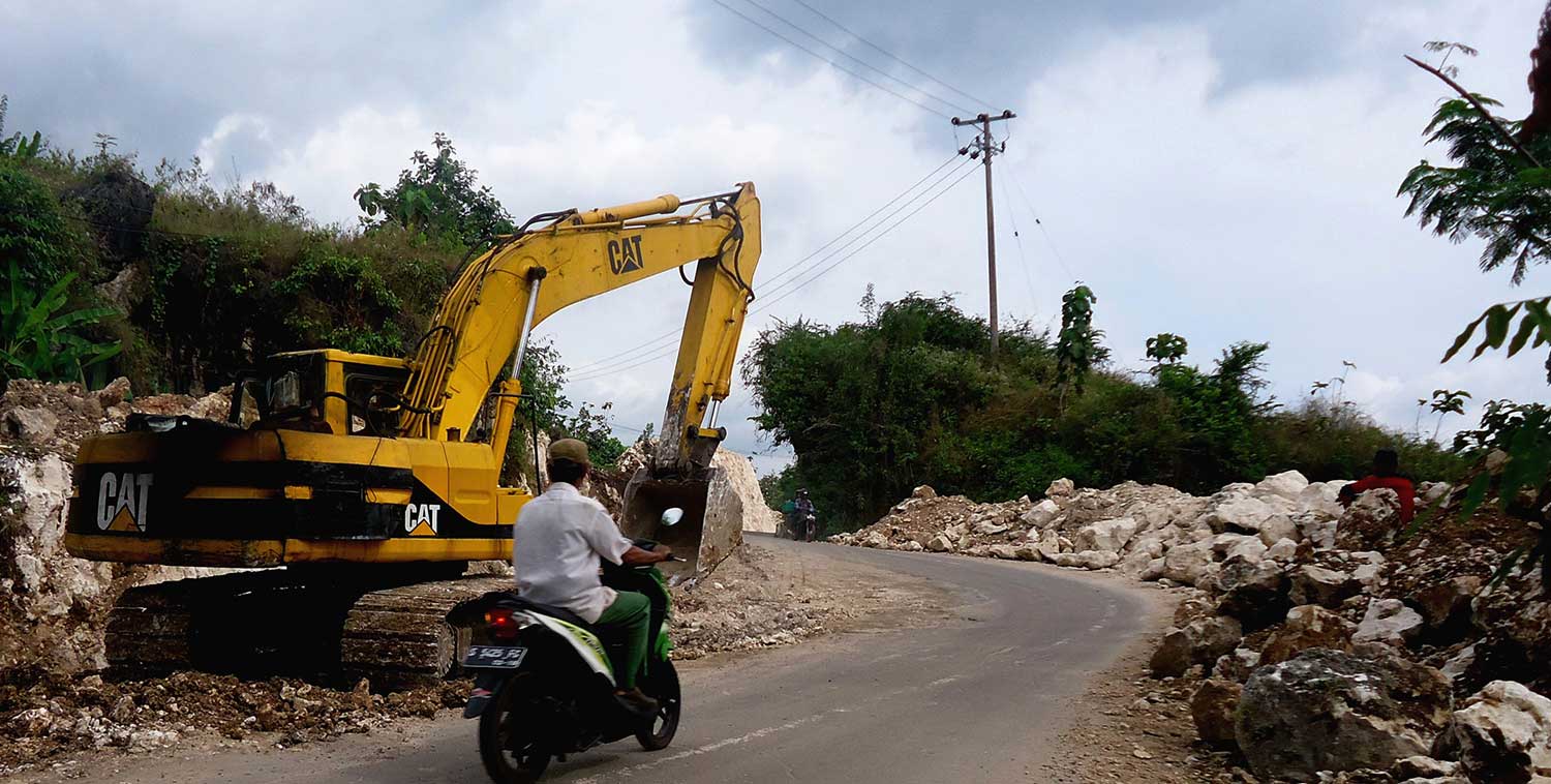 Watu Rumpit di jalan Kecamatan Kerek-Montong, Kecamatan Kerek, Kabupaten Tuban, Jawa Timur yang dihancurkan pada Juli 2013.
