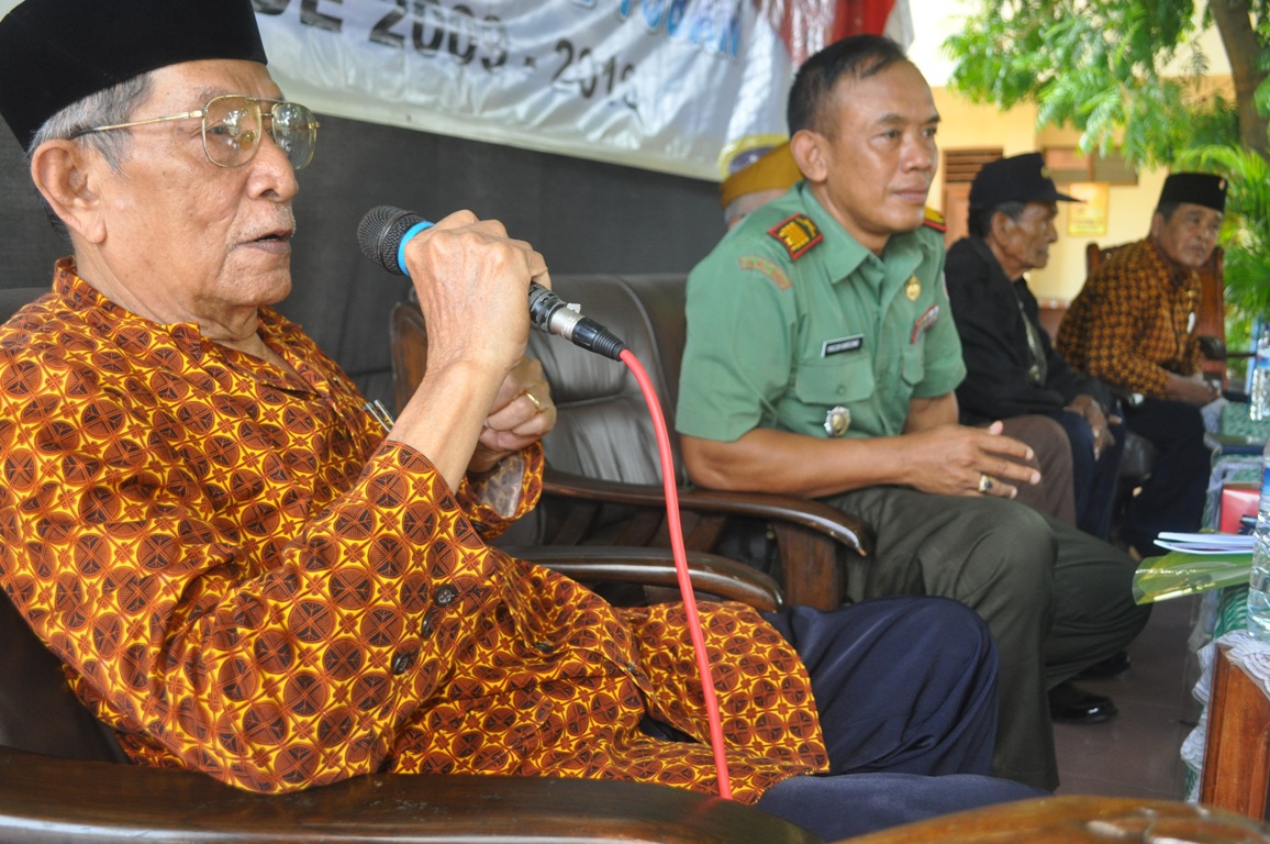 Rakhim didampingi veteran pejuang lainnya menyampaikan testimoni pada forum penggalian fakta sejarah Letda Soetjipto dan Perang Kepet yang digelar OSIS SMAN 2 Tuban pada 5 Juni 2010.