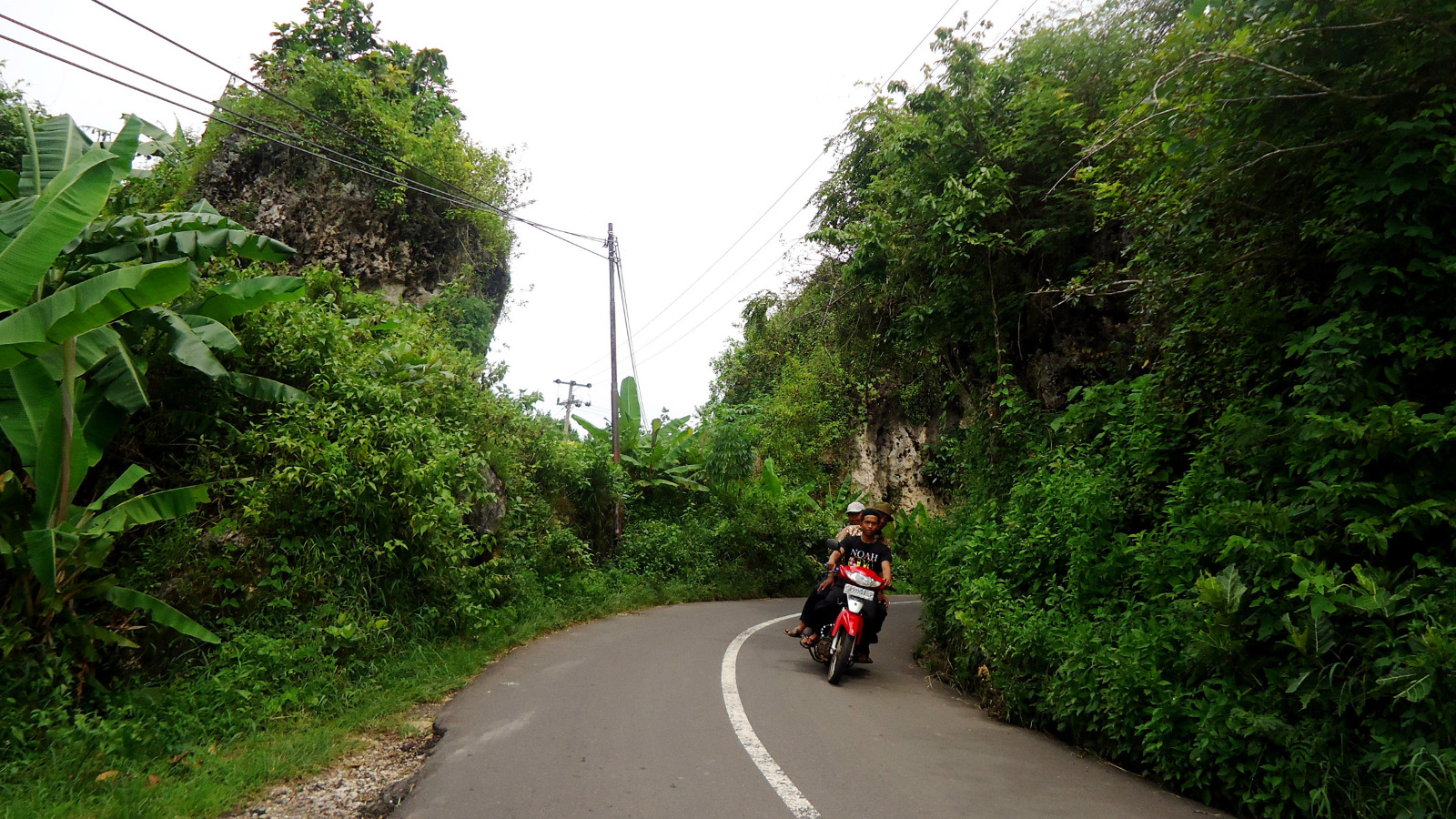 Watu Rumpit yang berlokasi di Desa Jarorejo, Kecamatan Kerek, Kabupaten Tuban, Jawa Timur.