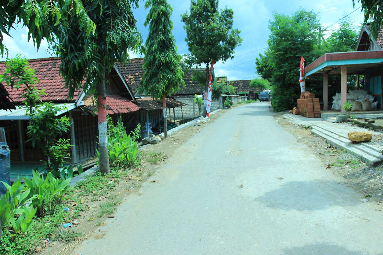 Rumah warga Desa Mliwang, Kecamatan Kerek, Kabupaten Tuban, Jawa Timur yang membelakangi jalan karena pantang hadap utara.