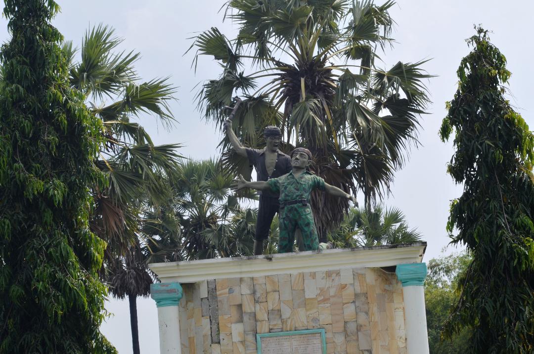 Monumen Kepet di selatan Jembatan Kepet, Desa Tunah, Kecamatan Semanding, Tuban, Jawa Timur.