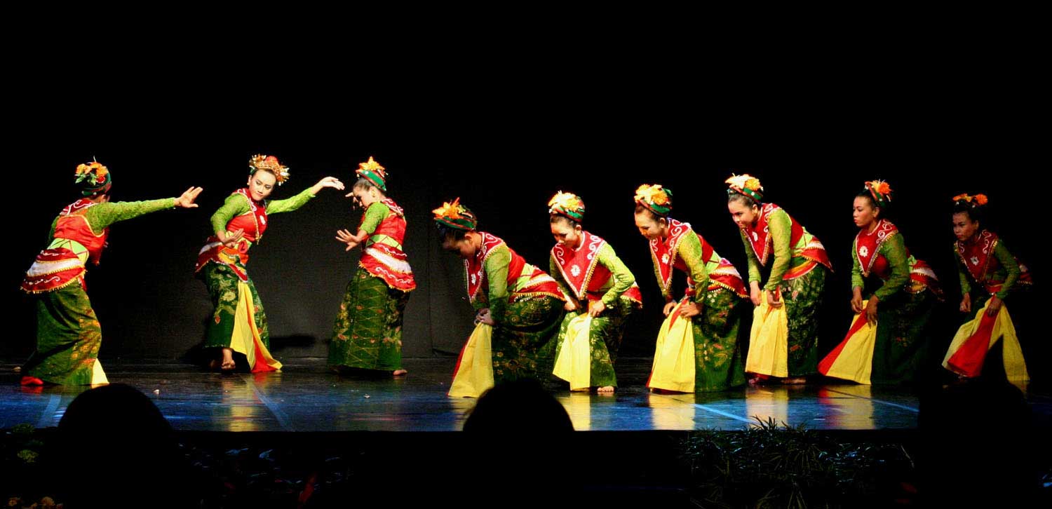 Sembilan penari memperagakan adus dawet, prosesi adat minta hujan dalam Festival Karya Tari se-Jatim di Taman Krida Budaya Malang pada 29 Mei 2019.