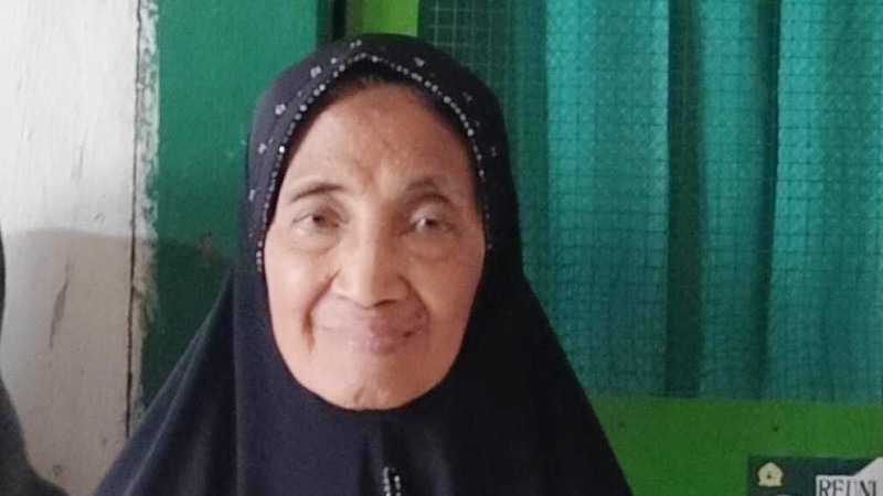 Almarhumah Ny Hj Basyiroh Zawawi