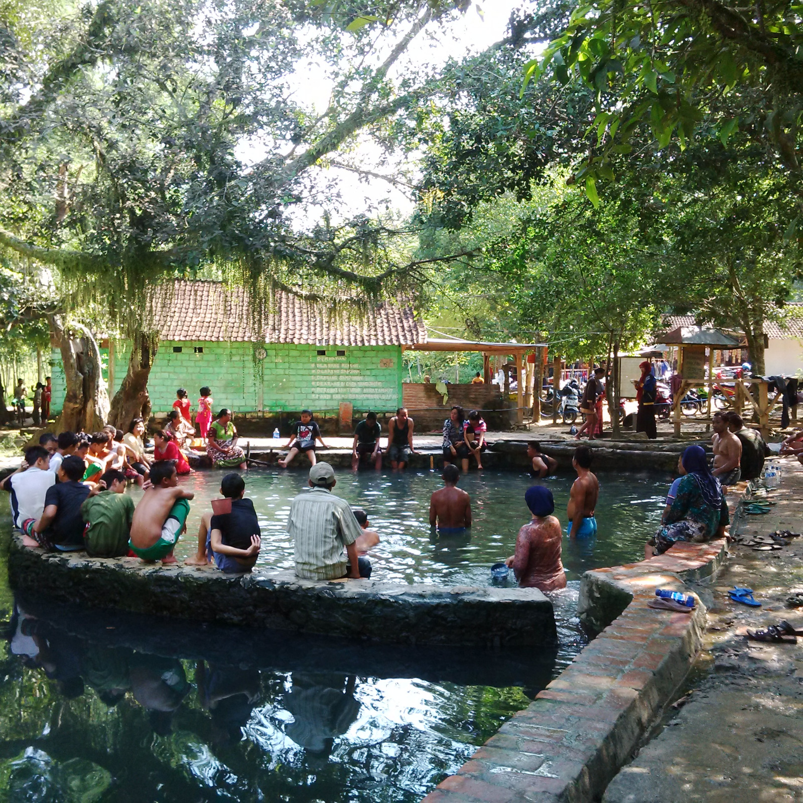 Pengunjung mengitari Pemandian Nganget, sumber air belerang di Desa Sidorejo, Kecamatan Kenduruan, Kabupaten Tuban, Jawa Timur.