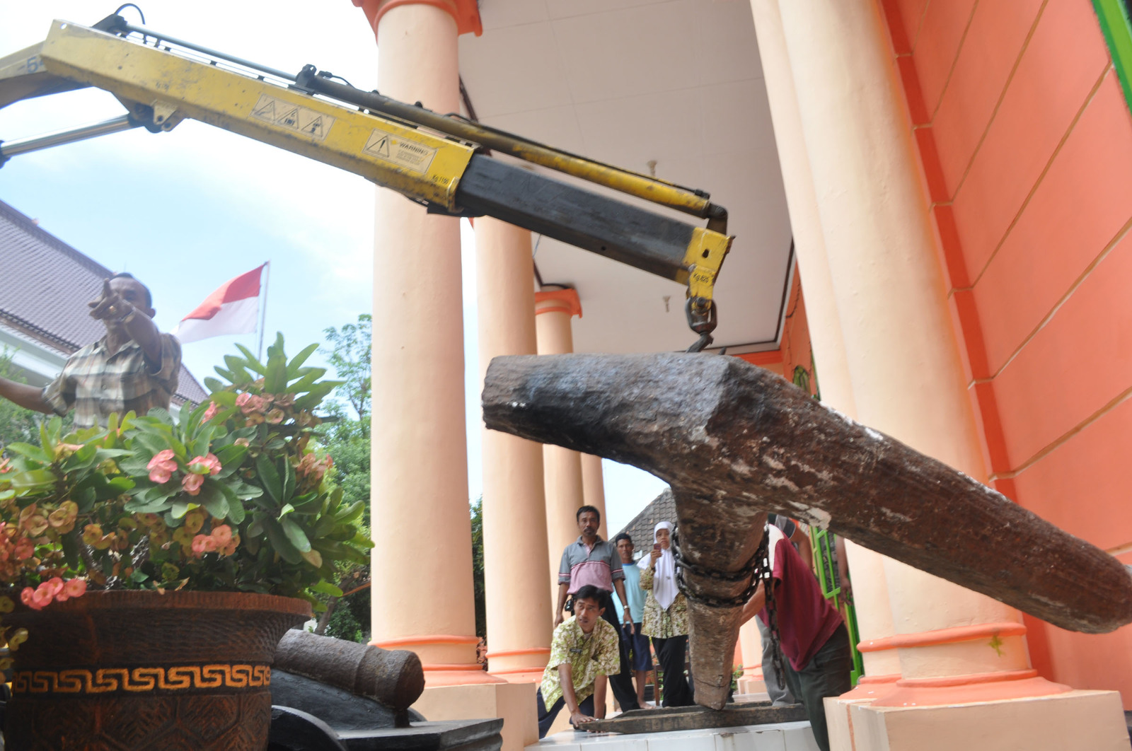Pemindahan jangkar dari kapal kuno ke Museum Kambang Putih Tuban, Jawa Timur pada 13 September 2012.