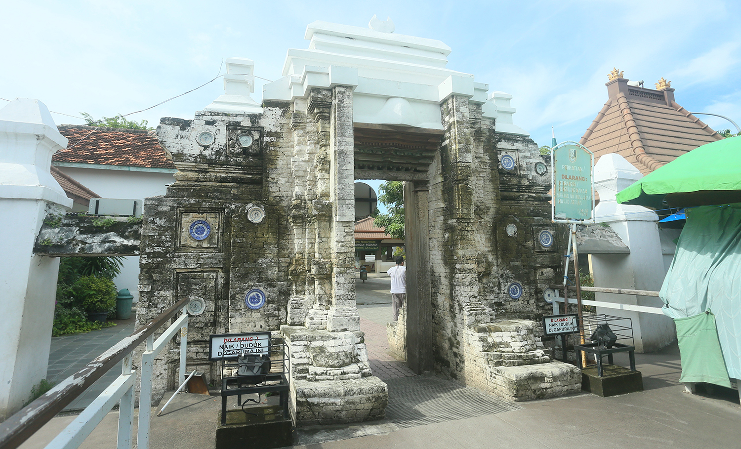 Gapura Paduraksan menuju halaman tengah kompleks Makam Sunan Bonang Tuban, Jawa Timur.