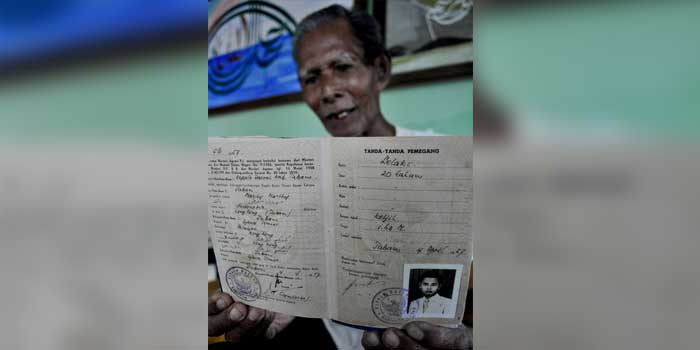 Mahdi Mukti, jemaah haji Tuban yang berangkat dengan kapal laut menunjukkan sertifikat haji yang dikeluarkan Menteri Agama pada 1957.