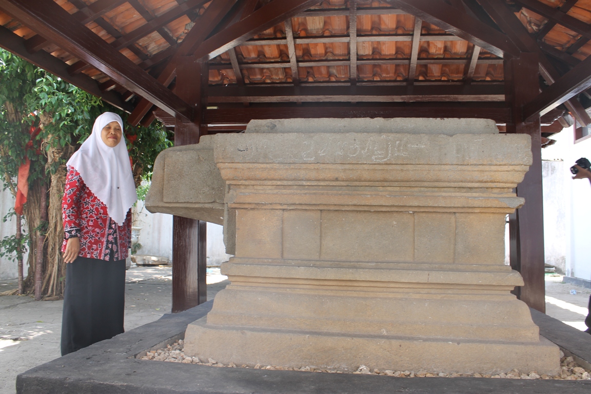 Dua batu yoni di halaman belakang Museum Kambang Putih Tuban, Jawa Timur.