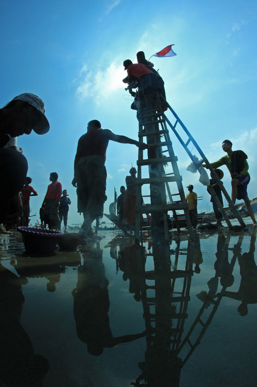 Nelayan Kelurahan Karangsari, Kecamatan Tuban, Kabupaten Tuban, Jawa Timur menyiapkan kepala sapi sebagai salah satu syarat sedekah laut.