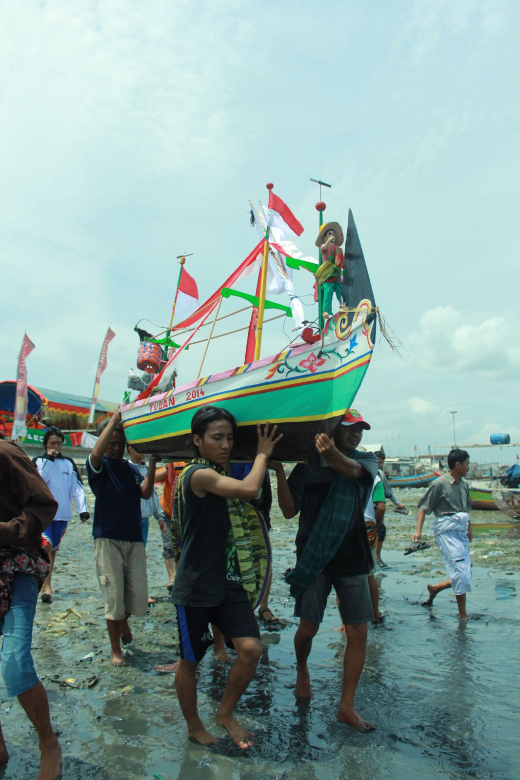 Nelayan melarung miniatur kapal berisi sesaji di Pantai Karangsari, Kecamatan Tuban.